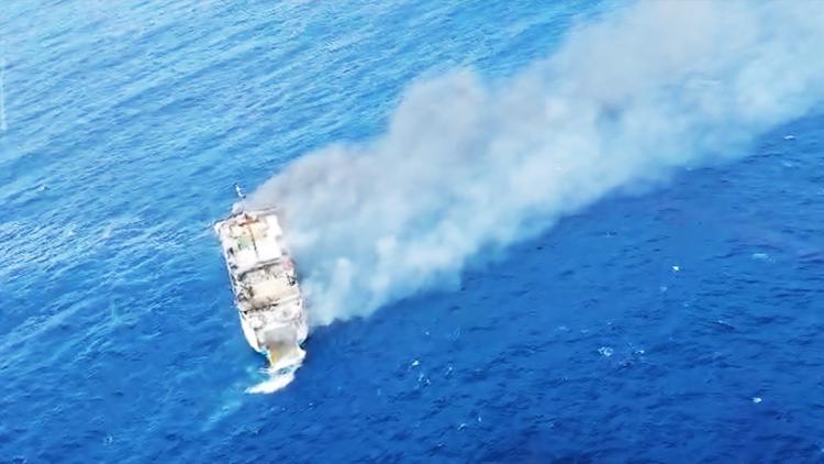 d4e93613-179d-4d4a-94aa-a479aa27d8f1 Incendie sur un ferry près de Bali : des passagers secourus en urgence