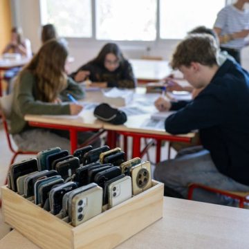 Interdiction des téléphones portables dans les lycées : une nouvelle loi en vigueur