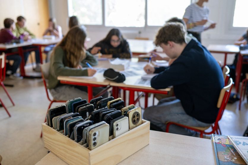 education - deconnexion Interdiction des téléphones portables dans les lycées : une nouvelle loi en vigueur
