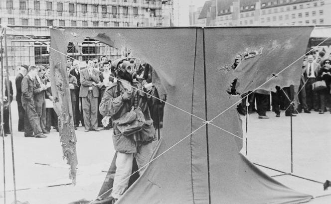 d9fc2e74-8954-42f8-8265-c0e60b4d8523 Gustav Metzger et l’art autodestructif