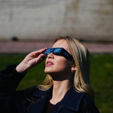 Éclipse Solaire en France: Phénomène Rare et Précautions