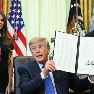 dd8ed8e2-dfc8-4966-87a8-5a1ecf599477 Donald Trump et les nouvelles recommandations vaccinales controversées