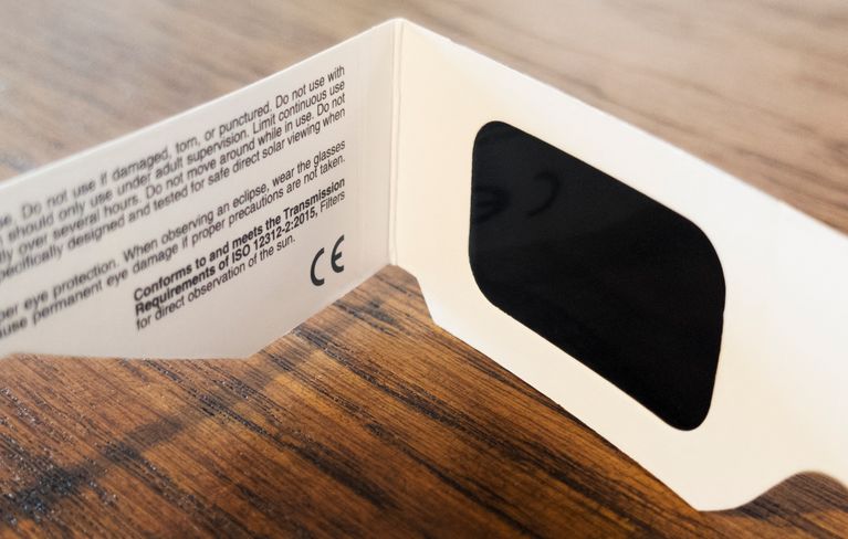 FRANCE-CE-SOLAR-ECLIPSE-PROTECTION-GLASSES Une éclipse solaire partielle en France : préparer l’observation en toute sécurité