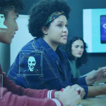 Facial recognition image over diverse business team discussing i Les IA et la reproduction des préjugés racistes