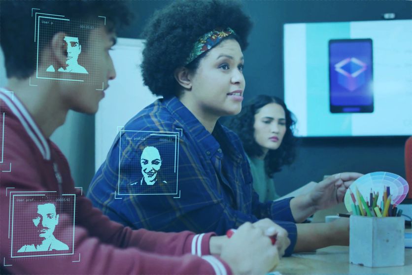 Facial recognition image over diverse business team discussing i Les IA et la reproduction des préjugés racistes