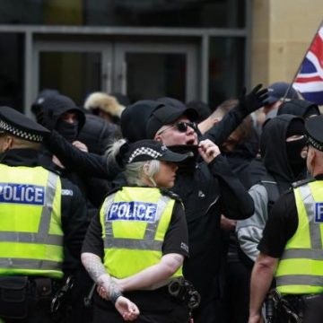 Manifestations anti-migrants à Thetford : tensions et arrestations