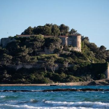 e4677a09-7d57-4321-afa7-a04599abdafb Le Fort de Brégançon : résidence emblématique des présidents français
