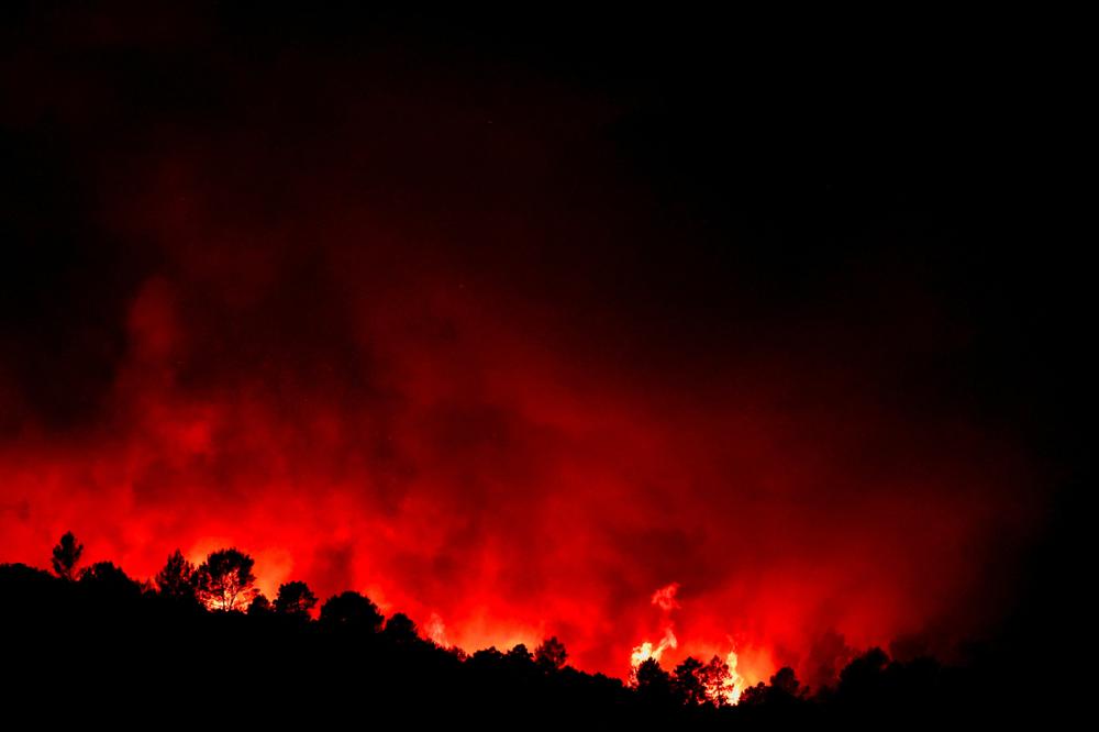 e6149353-ba1c-487e-8470-90abc12ff17f Incendies en Gironde et dans le Var : Lutte et Évolutions