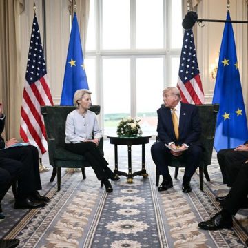 BRITAIN-SCOTLAND-US-EU-TRUMP Portrait de Ursula von der Leyen face à Donald Trump