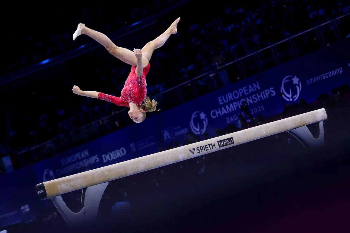 eab30e30-f1c8-4e65-811d-a573a045e591 Elena Colas: Une nouvelle étoile de la gymnastique française à 16 ans