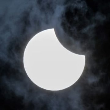 eb0554a8-c1da-4323-9d06-070efc283f88 Rumeur d’une perte de gravité lors d’une éclipse solaire : un canular
