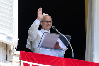 ITALY - POPE LEO XIV ADDRESSES THE CROWD FROM THE WINDOW OF THE APOSTOLIC PALACE OVERLOOKING ST PETER'S SQUARE DURING THE RIGINA CAELI PRAYER IN THE VATICAN- 2026/8/9 Le premier long métrage de Yoshitoshi Shinomiya