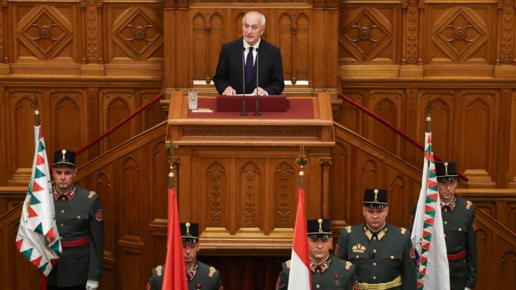 f24d2a38-008b-41a0-8850-d4d385e19c79 András Baka élu président en Hongrie, succédant à Tamás Sulyok