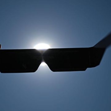 Augmentation des ventes de lunettes de protection avant l&rsquo;éclipse solaire