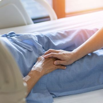 Caregiver holding elderly senior patient (ageing old adult perso Le Conseil constitutionnel autorise les établissements privés à refuser l’aide à mourir