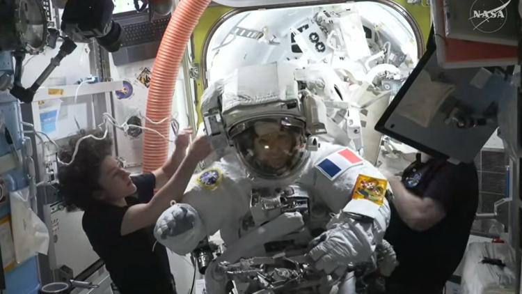 f50c1d3c-6342-4a35-bbb0-0b1ab78c743b Sophie Adenot prépare sa deuxième sortie dans le vide spatial