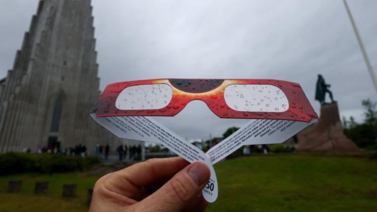 f7ccb398-fcc8-461e-8314-ad46392f2487 Éclipse solaire : réutilisation des lunettes de protection