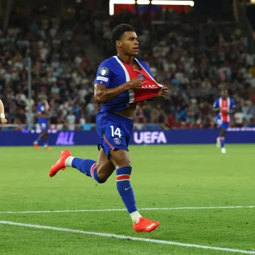 La pelouse du Parc des Princes force l&rsquo;inversion des premiers matchs du PSG en Ligue 1