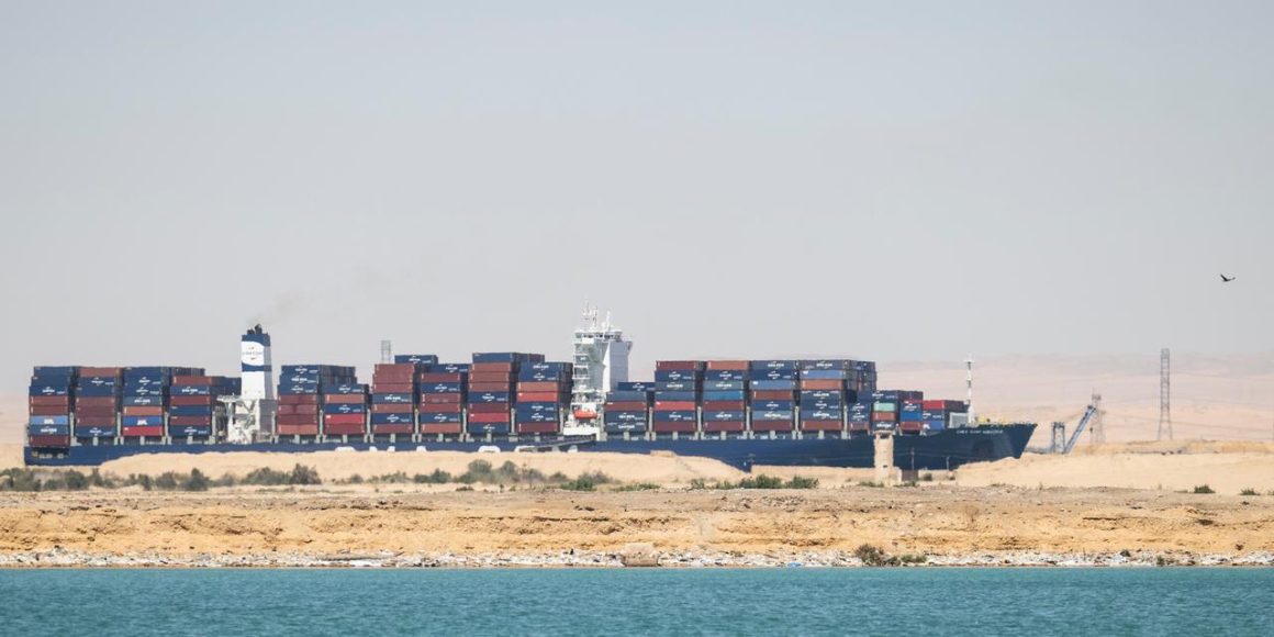 ff333c0b-4f59-437d-9c8b-0f72b206337b Le canal de Suez : Une artère vitale du commerce mondial