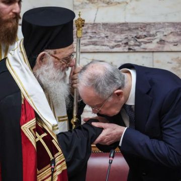 00ff55e6-d8e3-4cd0-8ac7-278aaa22fc39 Hausse des salaires des évêques grecs : un débat sur l’Église et l’État