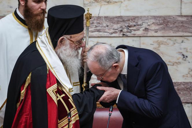 00ff55e6-d8e3-4cd0-8ac7-278aaa22fc39 Hausse des salaires des évêques grecs : un débat sur l’Église et l’État