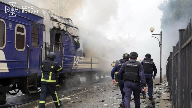153071de-520c-450c-b545-8972ef5df751 Zelensky accuse Moscou d’avoir ciblé délibérément un train ukrainien
