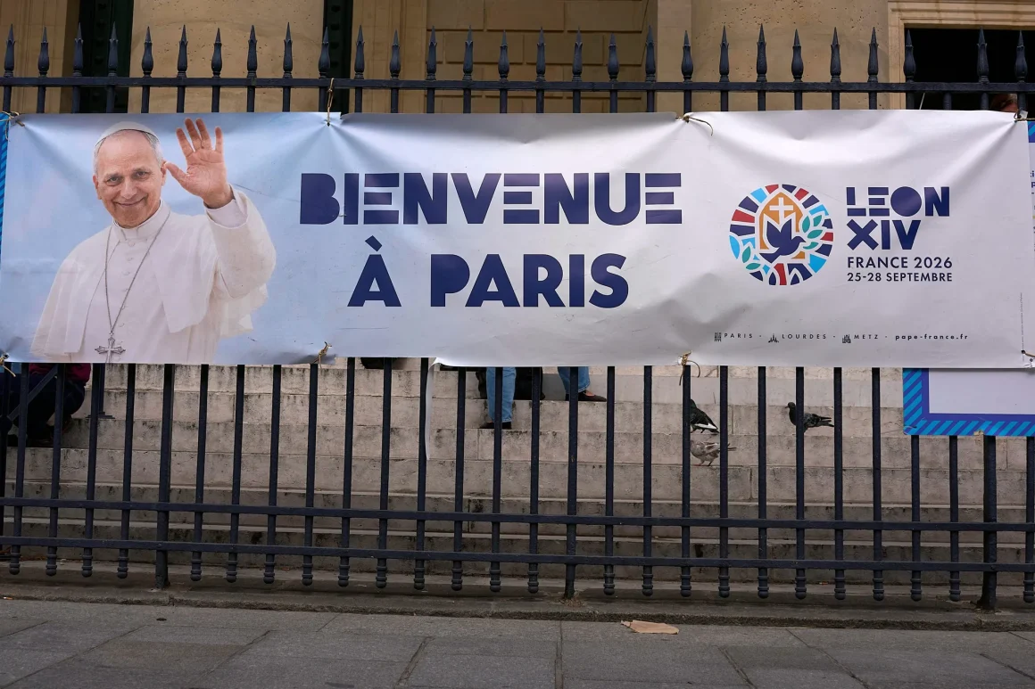 Une foule captivée par le pape Léon XIV au Stade de France