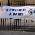 Une foule captivée par le pape Léon XIV au Stade de France