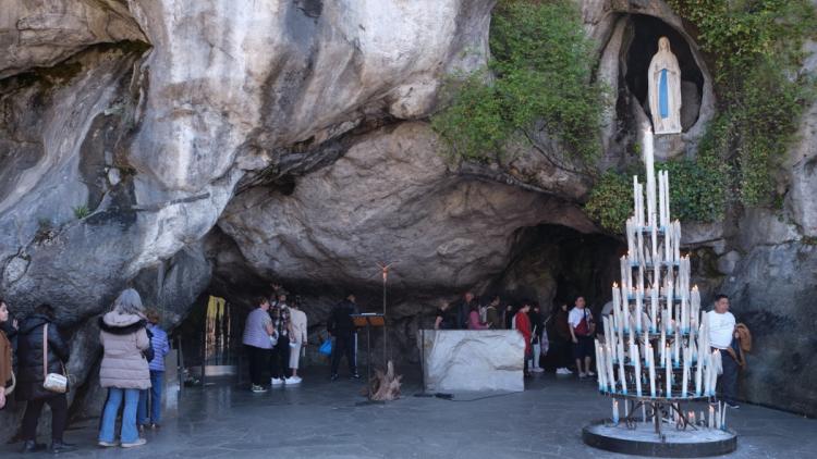 25bc0ef7-3f3c-4cc1-8fe4-a6f8cd0d5806 Visite du Pape Léon XIV à Lourdes : Un moment fort pour les pèlerins