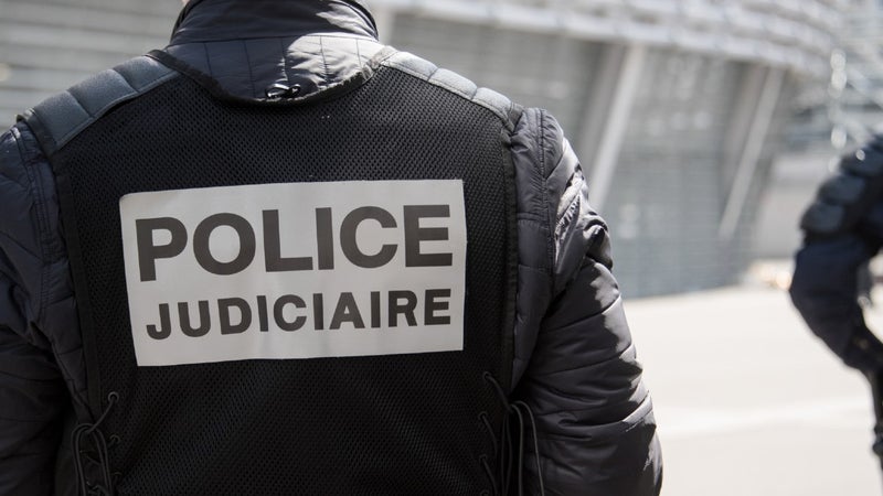 29a124d1-5c1e-480a-acba-ee568dc539b2 Une vaste opération policière saisit des armes en France