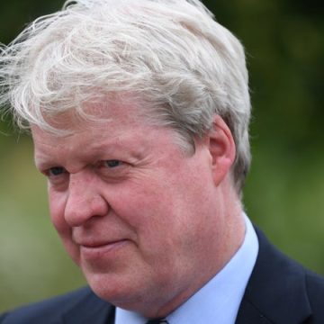 2f7d7a5e-6788-4db8-8ef2-7a039520a3f8 Charles Spencer accuse le roi Charles III de manipulation psychologique après la publication de son livre sur Diana