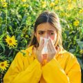 Comprendre les origines des allergies environnementales après la grossesse