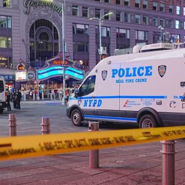 395ad779-4d5c-4e17-bef4-37071895e7e6 Attaque au couteau à Times Square : Deux victimes et l’assaillante abattue