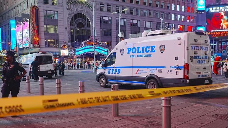 395ad779-4d5c-4e17-bef4-37071895e7e6 Attaque au couteau à Times Square : Deux victimes et l’assaillante abattue