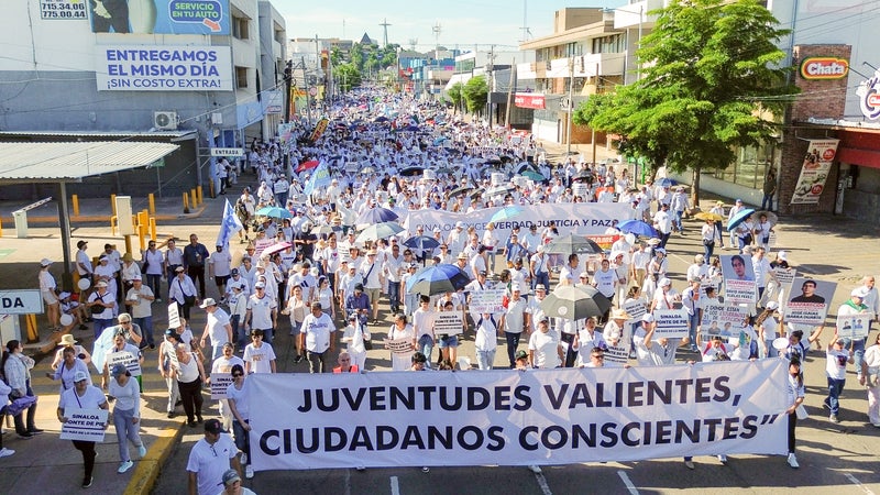 43ba0fd2-001c-4fb5-997f-df2b8e834a86 Manifestation pour la paix face à la violence du cartel à Sinaloa