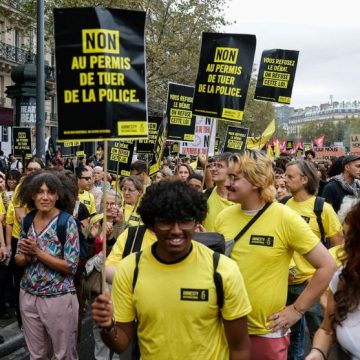 Manifestations à Paris contre la proposition de loi sur la présomption d&rsquo;usage légitime des armes