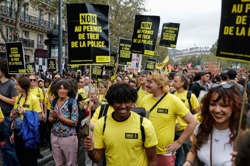 448228b0-bbc7-4623-910c-7262874bf3fb Manifestations à Paris contre la proposition de loi sur la présomption d’usage légitime des armes