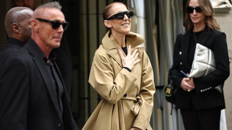 4e665cfd-65ef-4766-a01c-b73f725d7251 Céline Dion chante avec ses fans à Paris avant ses concerts