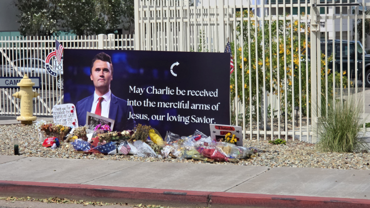4f65d3cd-970a-4863-89c2-ec97c3857b9f La statue de Charlie Kirk vandalisée à Phoenix