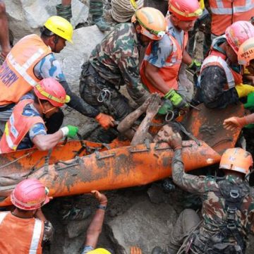 57aa7c47-055d-42af-b9c5-0b0ab572f9f0 Inondations dévastatrices au Népal et au Tibet : Sauvetages et conséquences