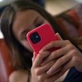 Le projet de loi sur l&rsquo;interdiction des réseaux sociaux aux mineurs est révisé