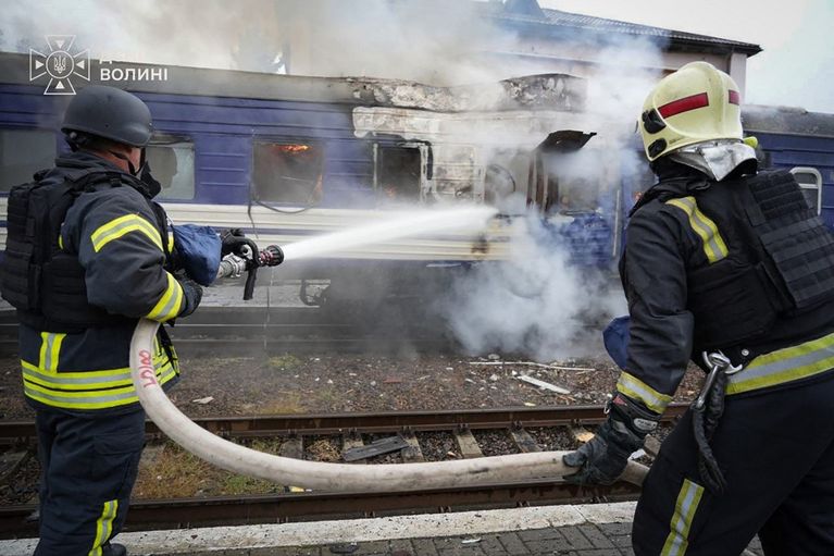 UKRAINE-RUSSIA-CONFLICT-WAR Attaque sur un train près de la frontière Otan : Réactions et conséquences