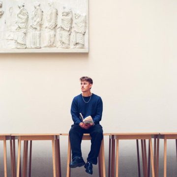 Nelio Biedermann : Un Jeune Auteur Suisse en Pleine Ascension Littéraire