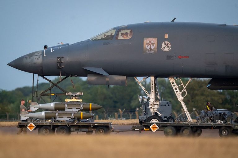 *** BESTPIX *** Iran's IRGC Declares RAF Fairford A Legitimate Target Arrestations et Sécurité Renforcée autour de la Base de Fairford