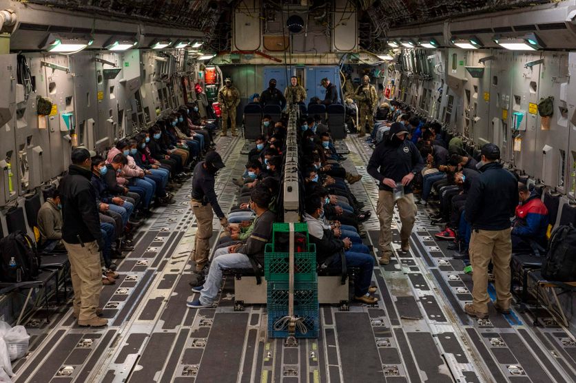 Military Deportation Flights for Illegal Immigrants Témoignages de la Violence en Déportation