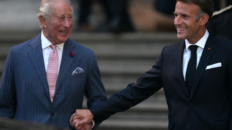 74939272-e632-4a90-91fc-766334a03e4b Charles III et Emmanuel Macron renforcent les liens franco-britanniques avec la tapisserie de Bayeux