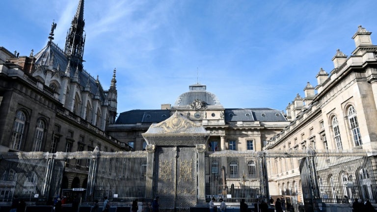 7c38492c-efab-4fdb-bca9-40e103ebec3c Le procès en appel du gourou Elysée Ade: conflits et accusations