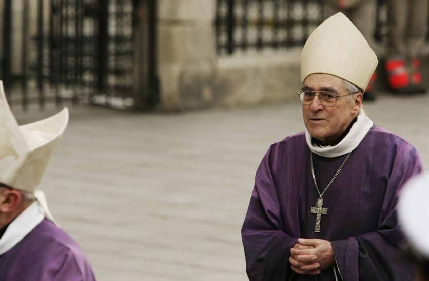 01/26/2007. The coffin of French priest Abbe Pierre is carried through the crowd after the funeral mass for Abbe Pierre at Notre Dame cathedral in Paris L’impact du cardinal Jean-Marie Lustiger sur l’Église de France
