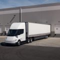 Les défis des constructeurs européens face à la montée des poids lourds chinois et américains