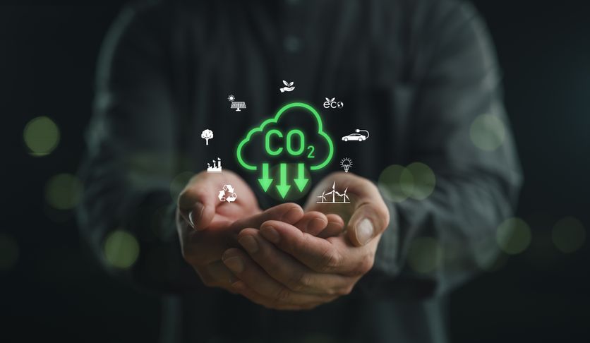 Businessman hands showing with carbon reduction for decrease CO2, carbon footprint and carbon credit to limit global warming from climate change, Bio Circular Green Economy concept. L’ONU Prévient sur le Dépassement Temporaire de la Limite des 1,5 °C